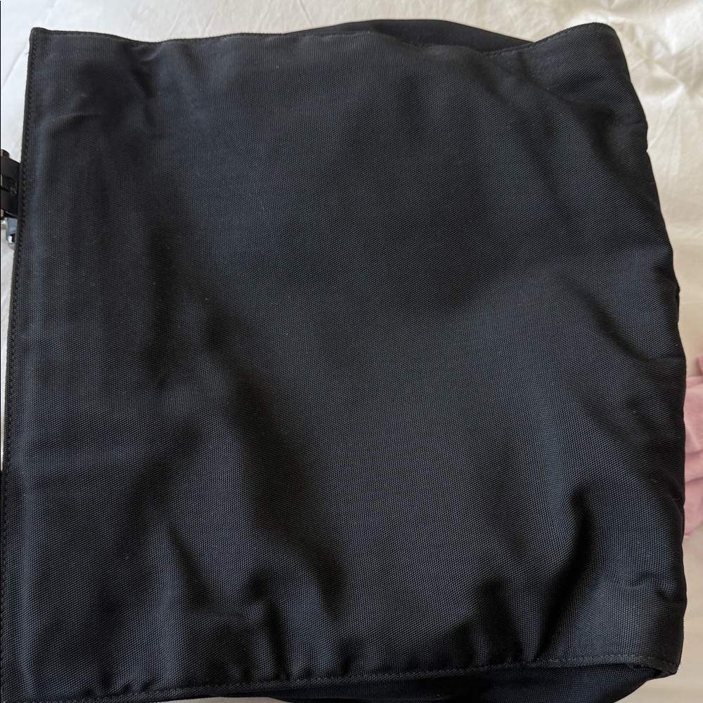 Elegant Gucci Black Nylon with Silver Metal Handles Vintage Tote - Picture 8 of 10